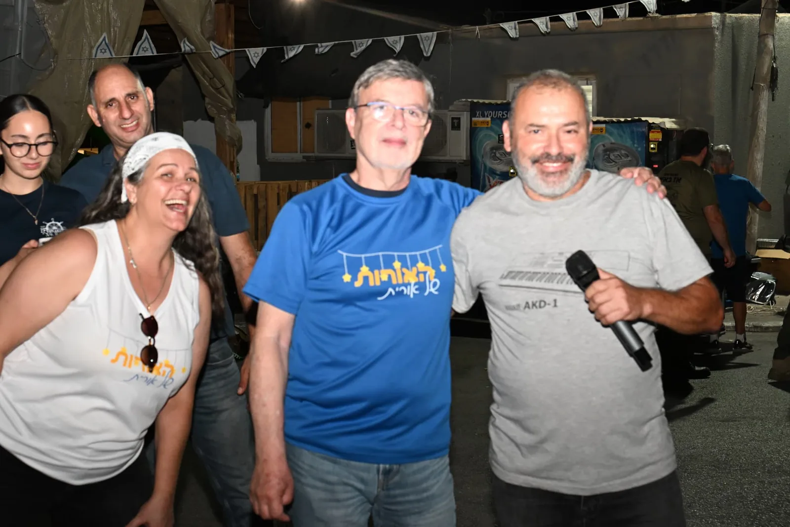 Volunteers singing together at the end of the evening