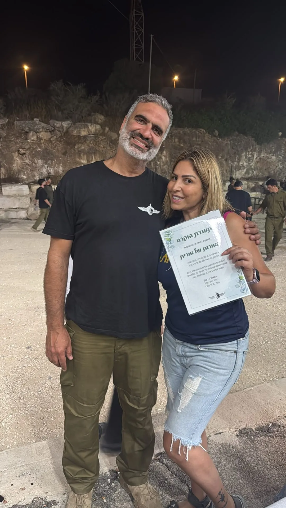 Recognition moment with certificate at the Be'eri event
