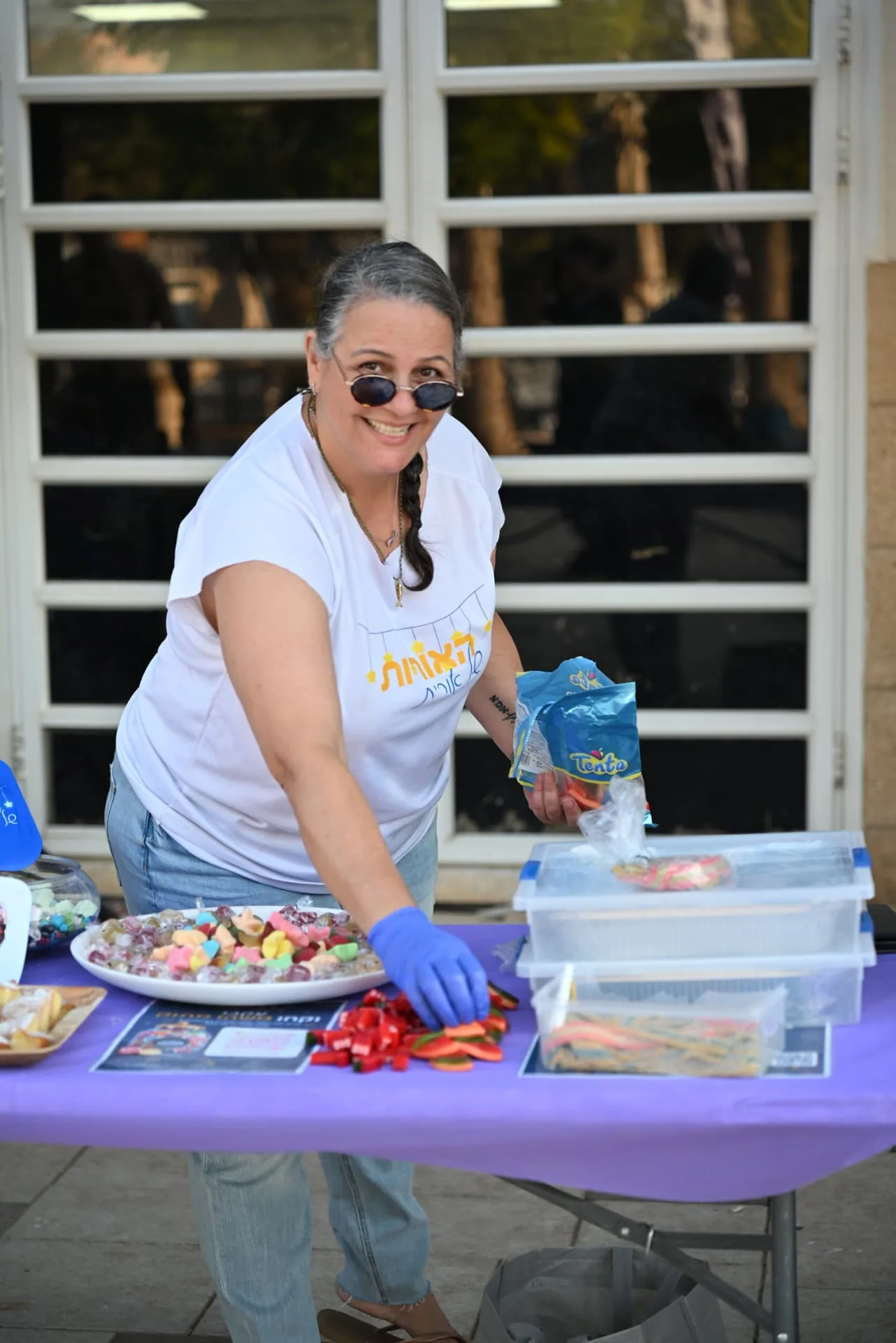 Volunteer arranging sweets for the soldiers
