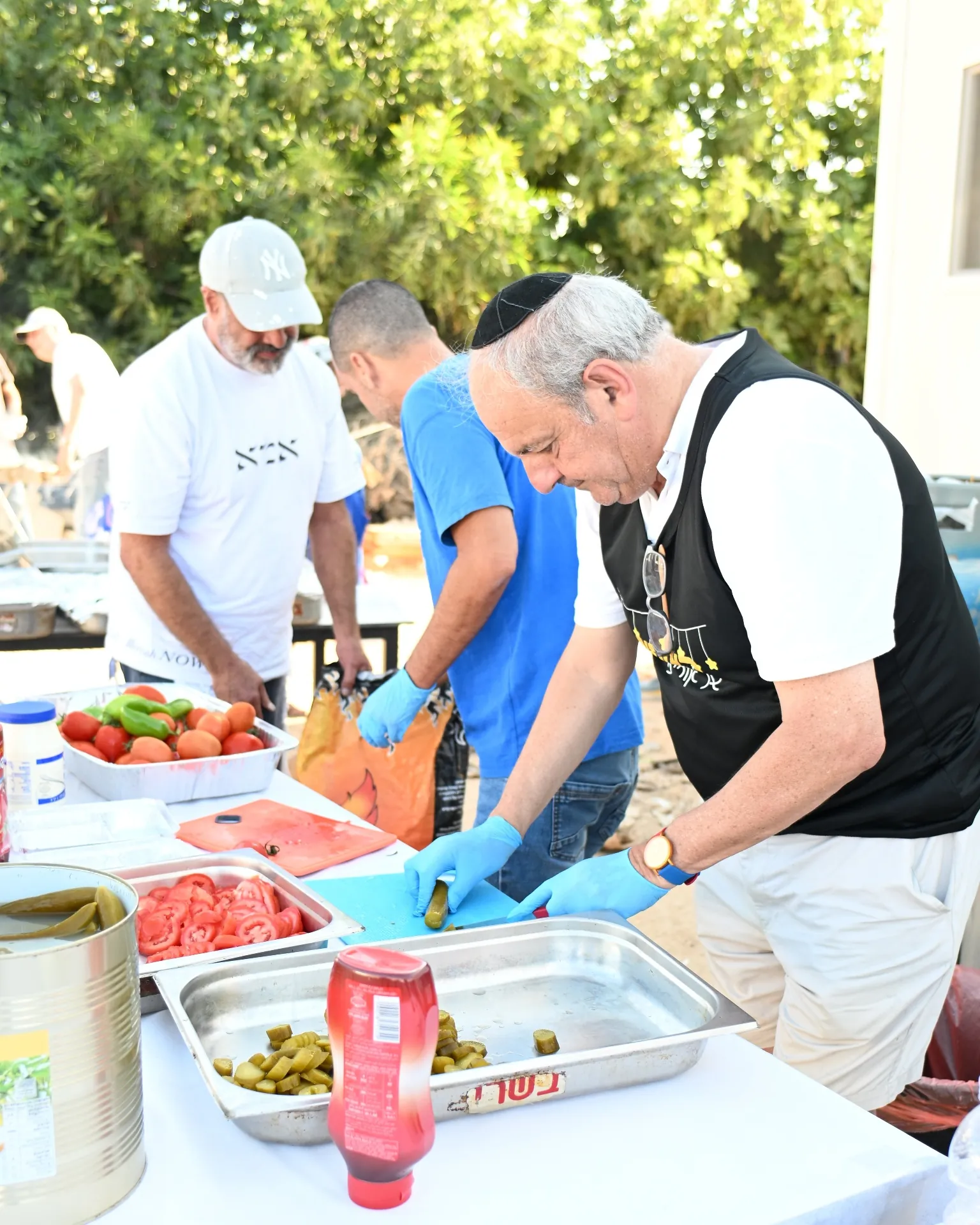 Volunteers preparing fresh food in the field