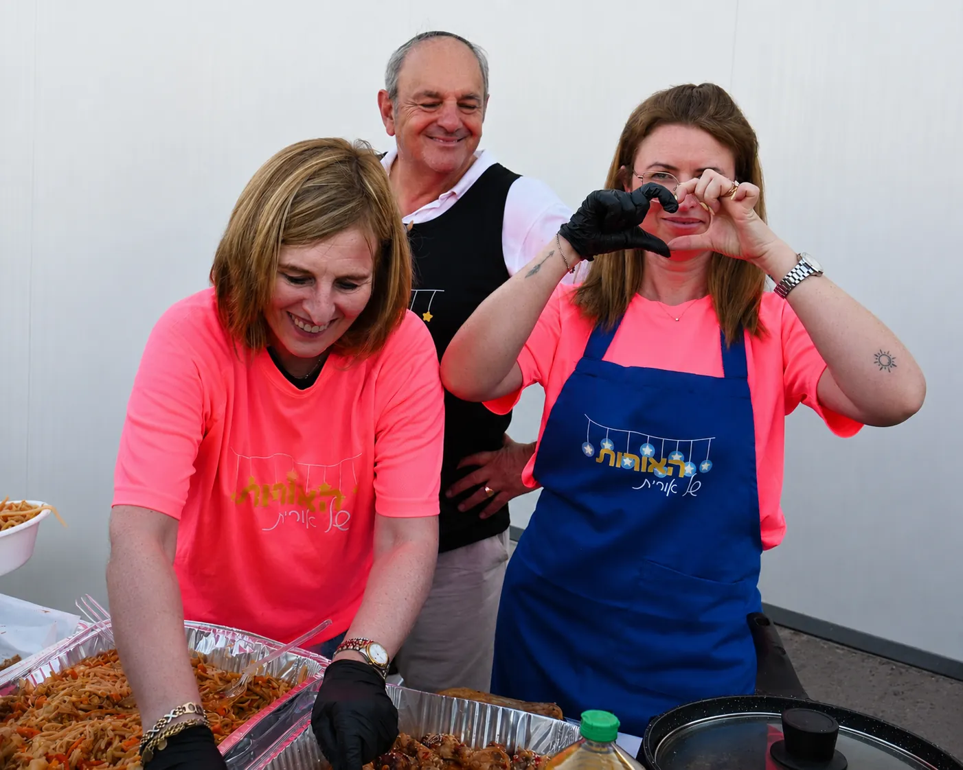 Volunteer team preparing hot food together for the Arbel battalion evening
