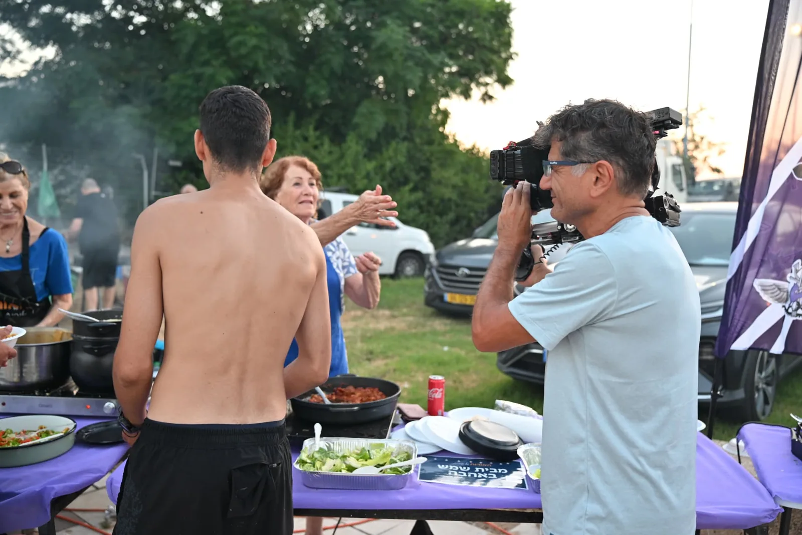 Volunteers welcoming a soldier to the buffet